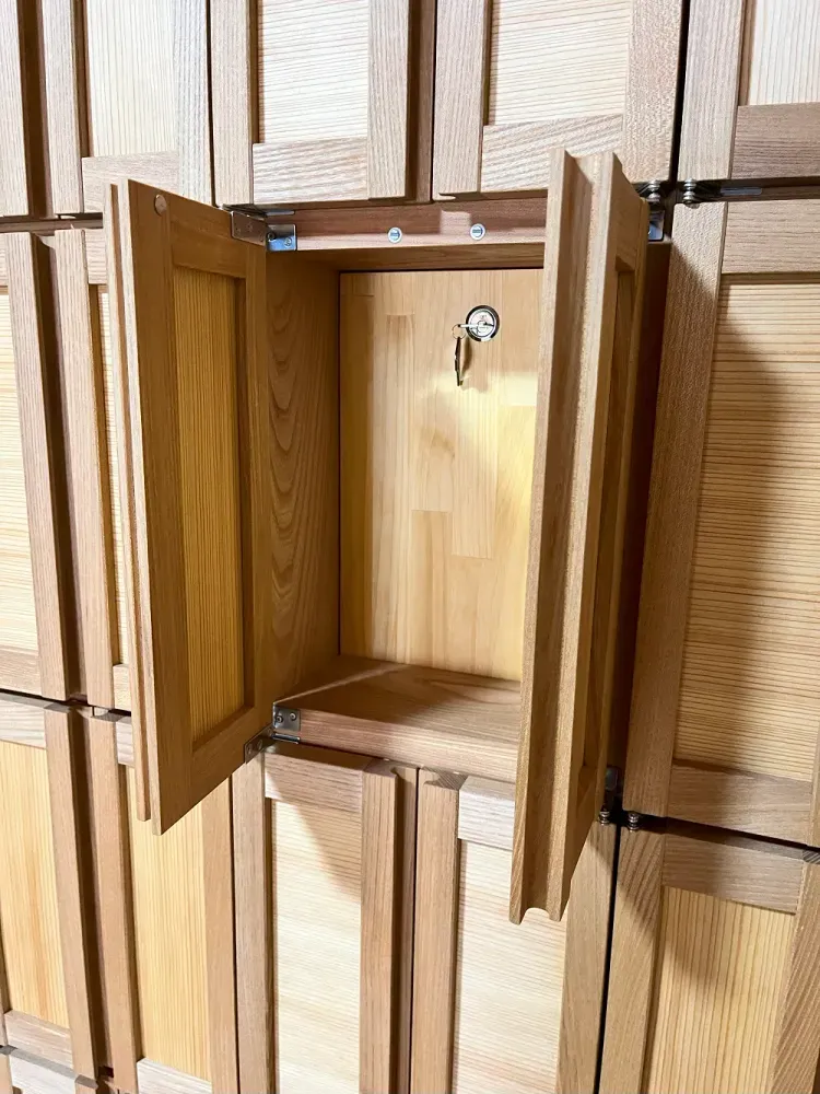扉を開けた木製の納骨壇