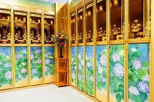 紫陽花の絵が描かれた金色の納骨壇